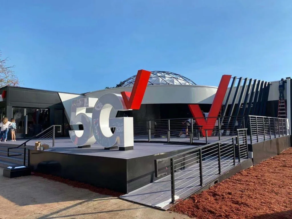 Verizon 5G vr アメフト試合体験ドーム