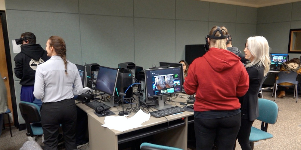 Students in VR lab investigate virtual crime scene