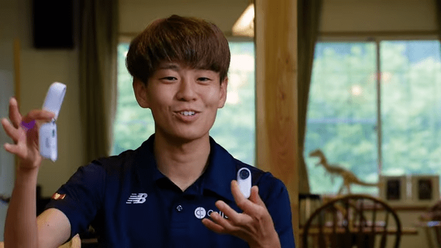 Insta360 GO2 を持つ神野大地さん
