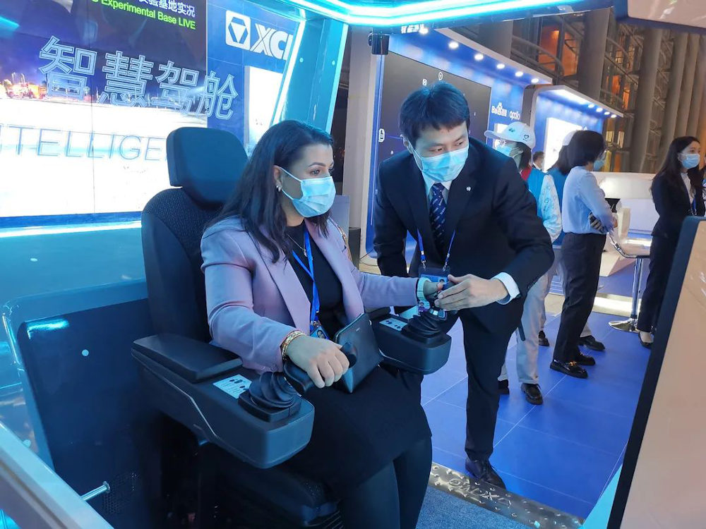 At the Sustainable Transport Conference, UN reporters experience XCMG’s 5G intelligent cabin.