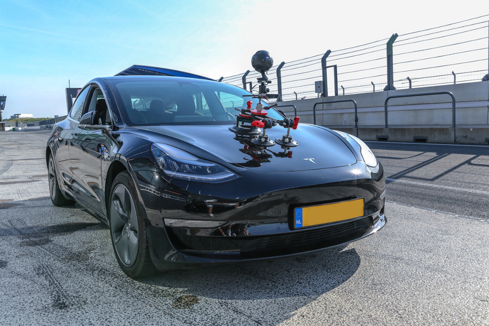 insta360 pro 2 mounted on car