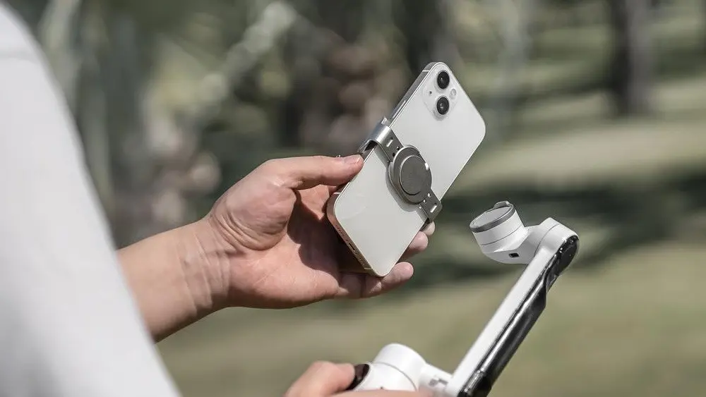 Morsetto magnetico per smartphone Insta360Flow.