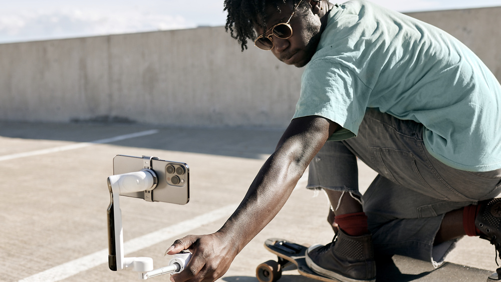 Skateboard mit Niedrigem Griff.