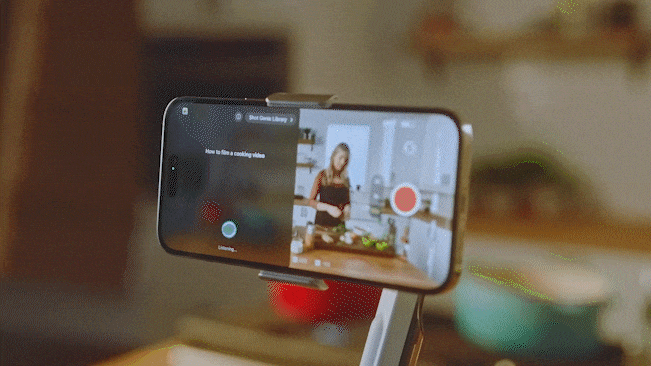 Ein Mann benutzt Shot Genie auf der Insta360 App, um Tipps zu bekommen, wie man eine Frau beim Kochen in der Küche mit Insta360 Flow filmt.