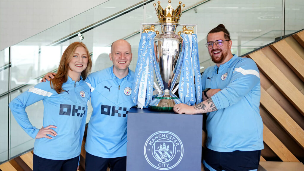 Il Team N1 dei content creator del Manchester City con il trofeo della Premier League