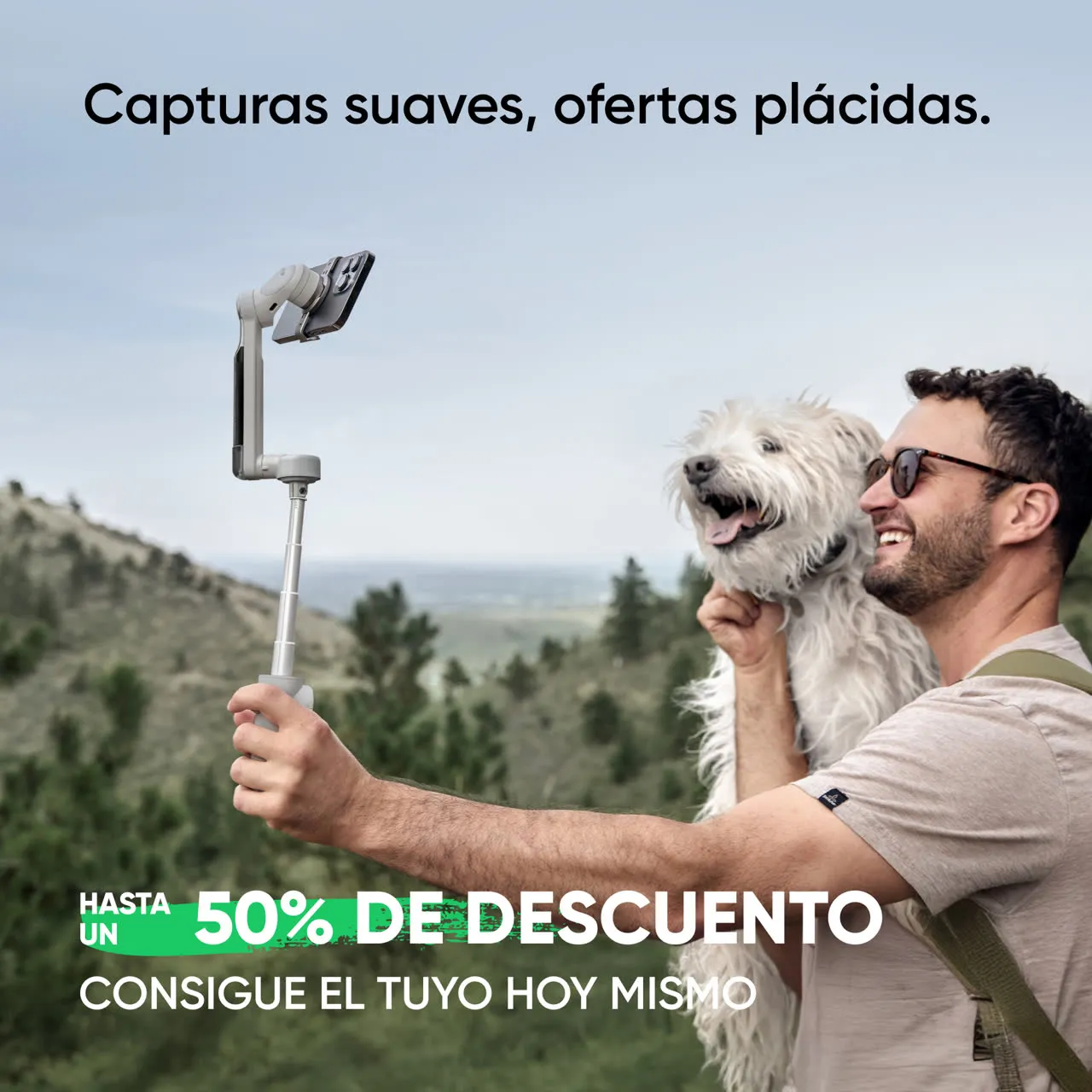 Hombre y perro usando Flow mientras caminan