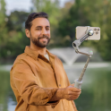 Insta360 Flow 2 standard bundle, including magnetic phone mount, cable and bag