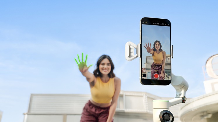 A woman uses the new AI Tracker with Flow 2 Pro with Gesture Control outside.