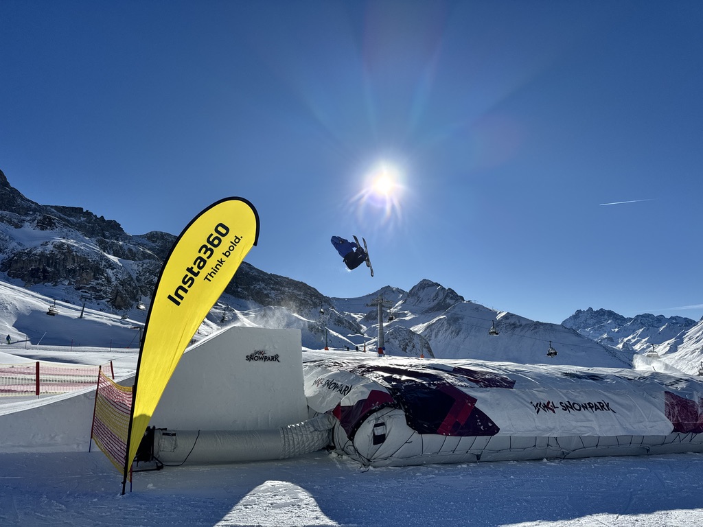 Ein Snowboarder springt über einen Skisprung im Skigebiet Ischgl.