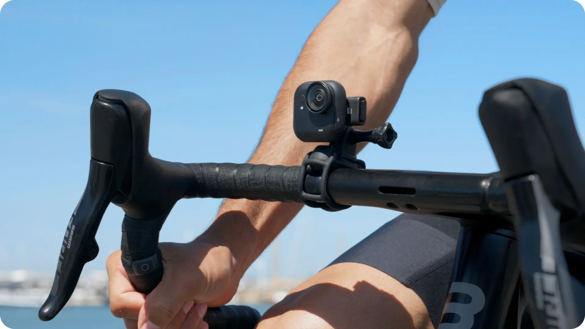 Safe mounting on bikes and strollers with Flexi Strap Mount