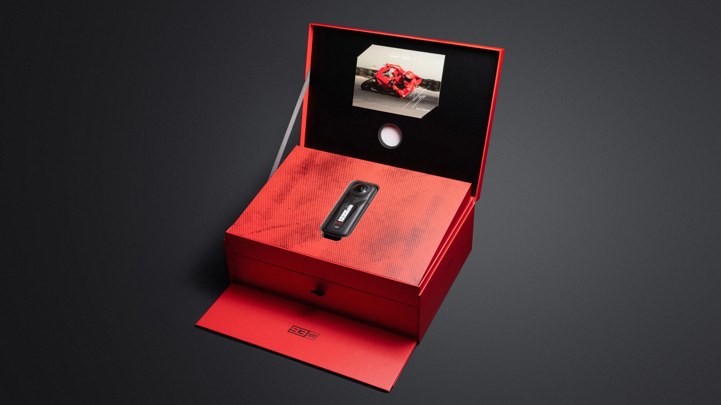 The innovative packaging was designed in collaboration with Marquez to deliver an unboxing experience fit for a legend.

When opened, the camera gracefully rises at a slight angle, akin to the movements of a champion ascending to the top of a podium.