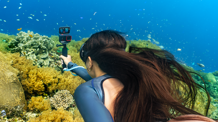 Insta360 Ace Pro または X4 を使用して水中写真を撮影します。