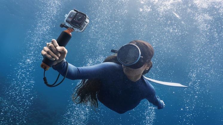 Explore the underwater world with Insta360 X4 or Insta360 Ace Pro 2.