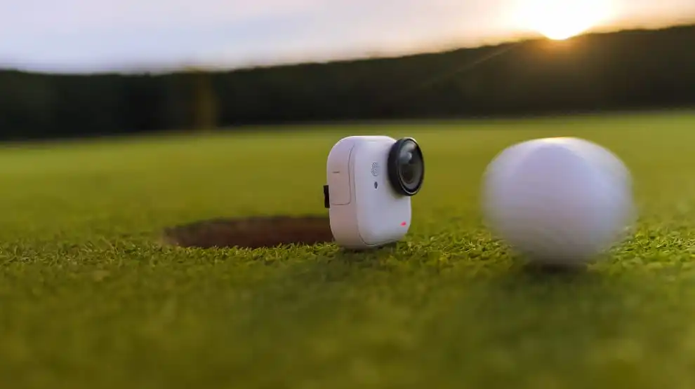 Insta360 GO UltraInsta360 GO Ultra feat