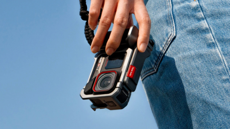 compact and discreet street photography camera