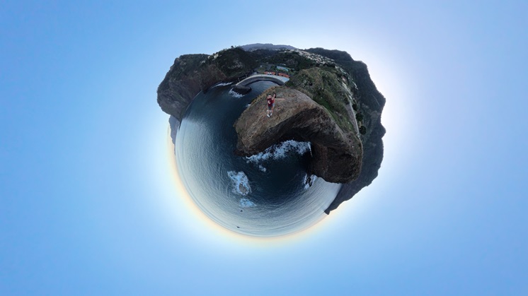 Take 360-degree panoramic photos on the cliff edge.