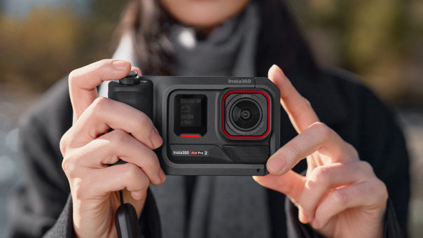 קיט מצלמת אקסטרים Ace Pro 2 Videography Bundle Limited Edition מבית Insta360