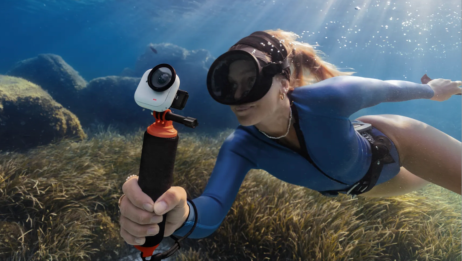 snorkeler using Insta360 GO Ultra with AquaLens underwater