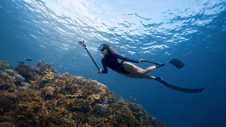 Freitaucher filmt Korallenriff mit insta360 X5 am Selfie-Stick