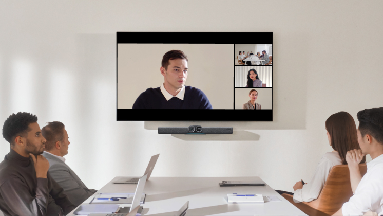 An even layout of active speaker + other attendees on a meeting room display, organized by Insta360 Connect video bar.