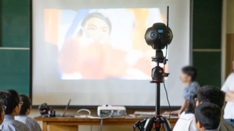 Insta360 Link 2 e Link 2C - Webcam 4K con qualità audio superiore.