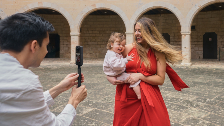 Father recording footage of wife and child using Insta360 X5 Starter Bundle, including 114cm Invisible Selfie Stick
