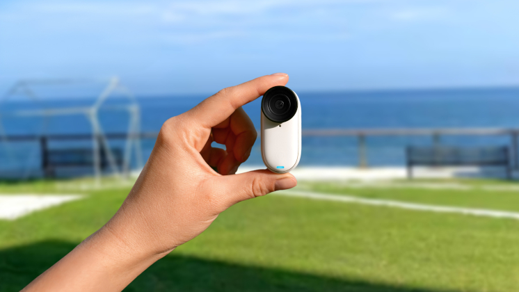 A woman holding Insta360 3O 3S.