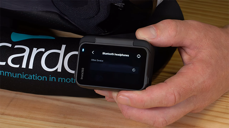 Pairing a headset with Insta360 camera, confirming connection on Insta360 camera.