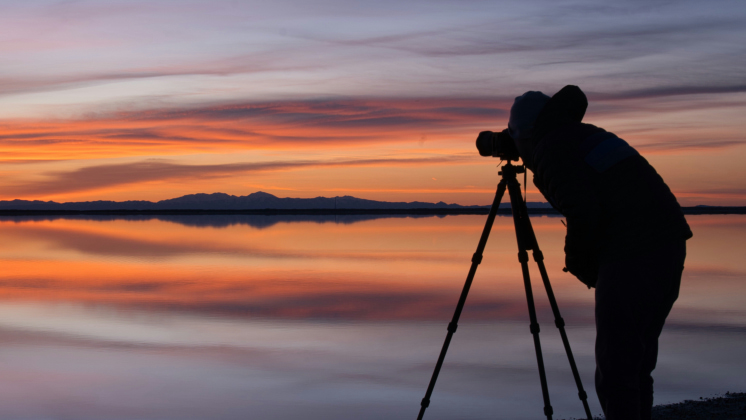 Fotografia krajobrazowa o świcie nad jeziorem