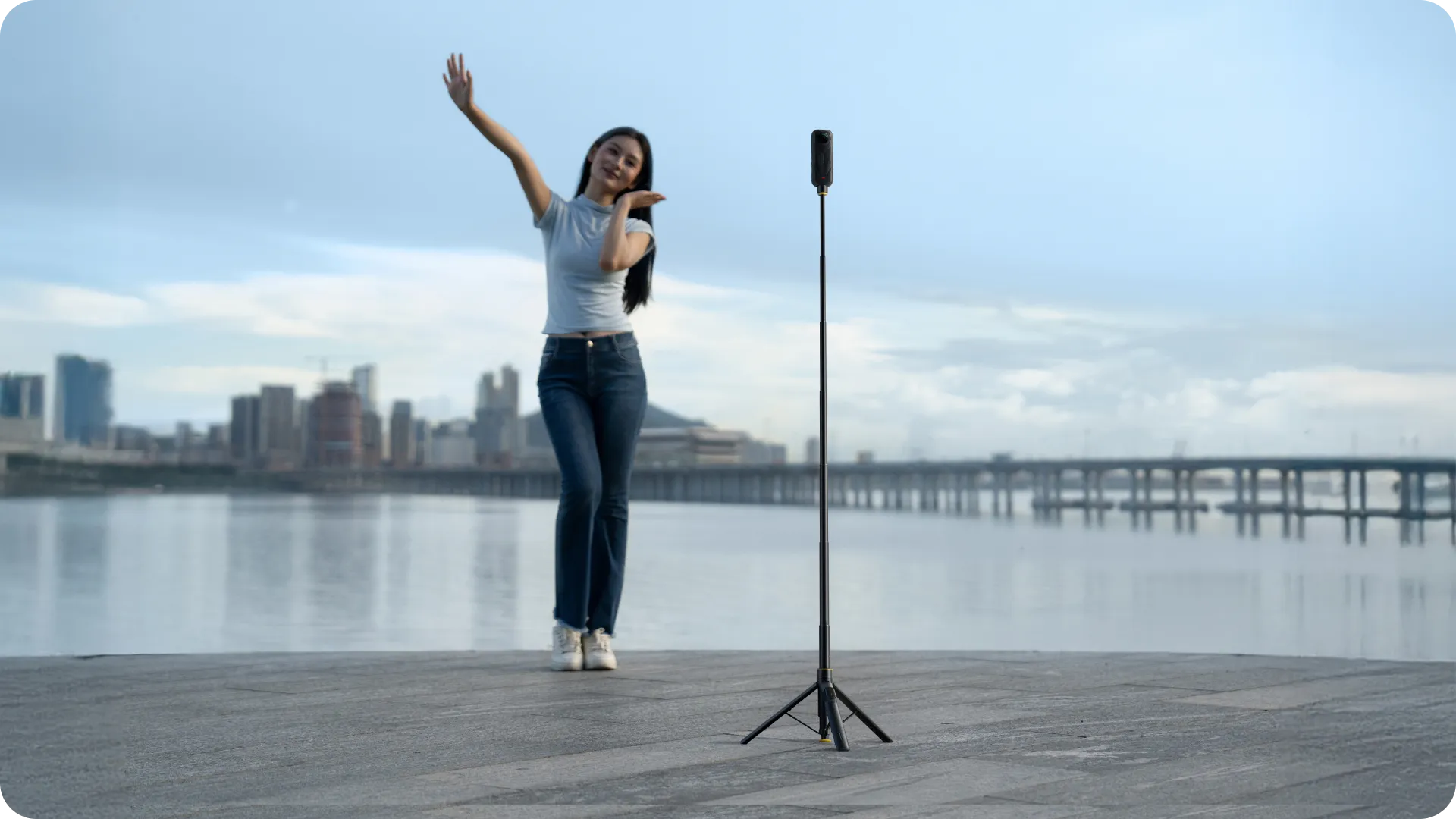 Detalle del diseño 2 en 1 Selfie Stick + Throwpod