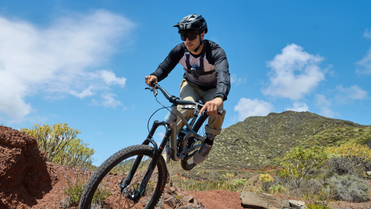 Rowerzysta w terenie – przykład dynamicznego ujęcia z mocowania